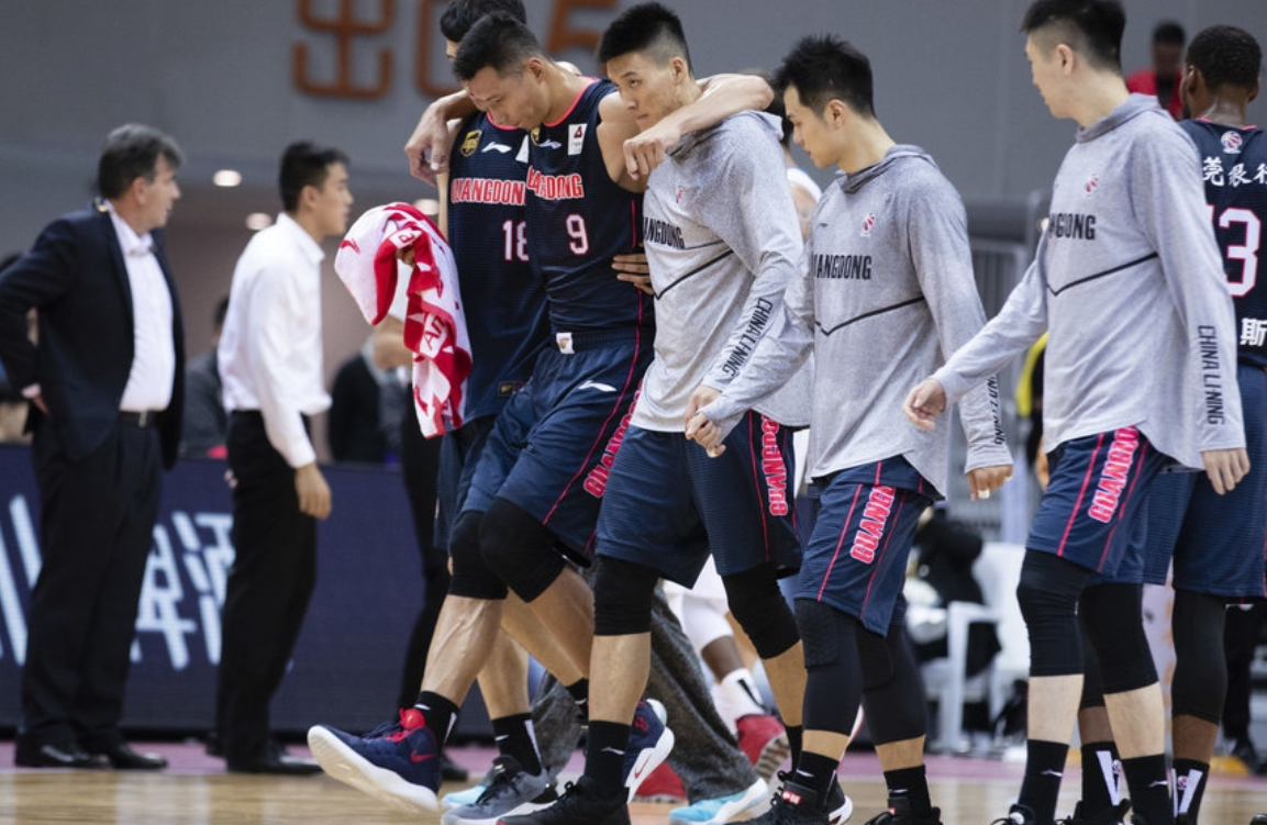 里程碑夜深圳男篮调整名单，欧超杯国际比赛日刷纪录，话题不断，身体对抗强度拉满的简单介绍